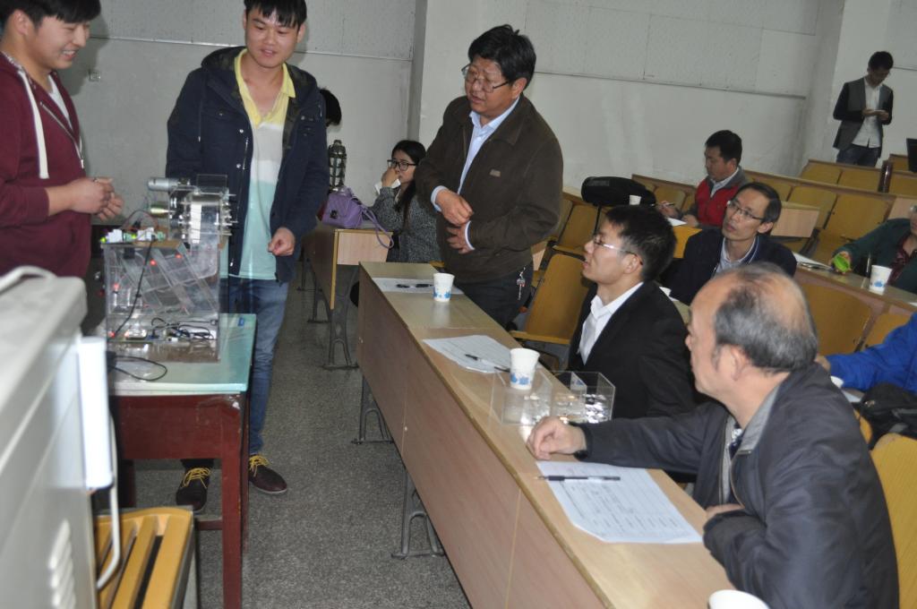 必威唯一官方网站刘福建等同学对作品进行介绍